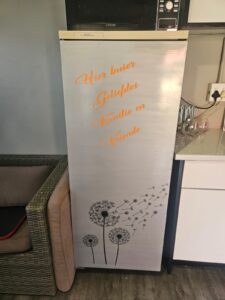 hier kuier geliefdes, familie en vriende vinyl decal